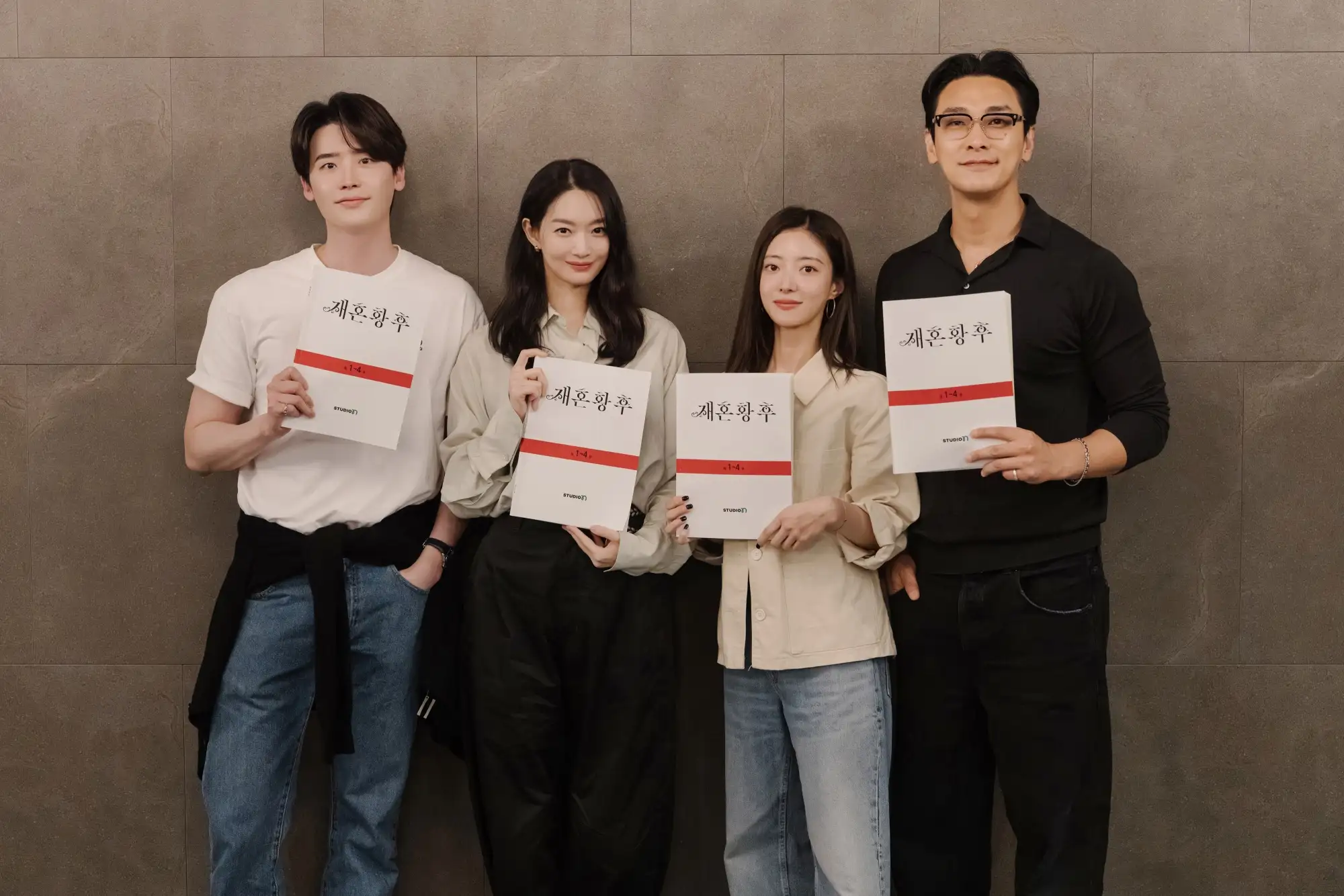 李鐘碩(左起)、申敏兒、李世榮、朱智勛合作《再婚皇后》。(圖/Disney+提供)