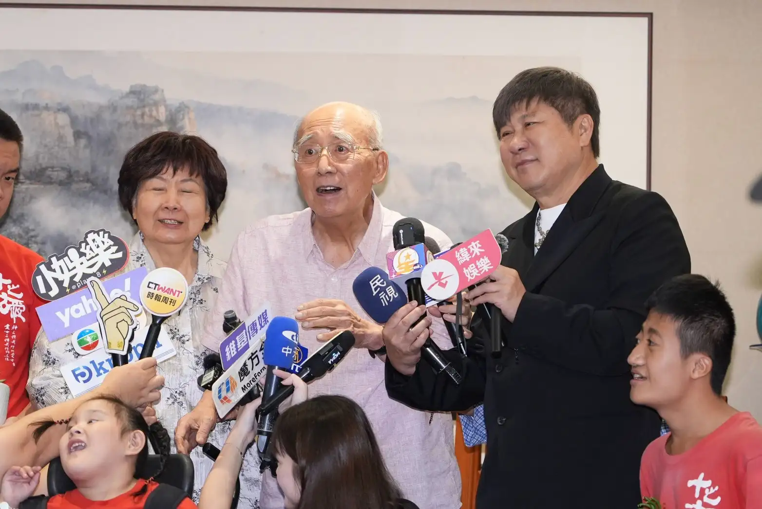 胡瓜(右)感謝當年吳伯雄(中)對公益的大力支持。(圖/記者許方正攝)