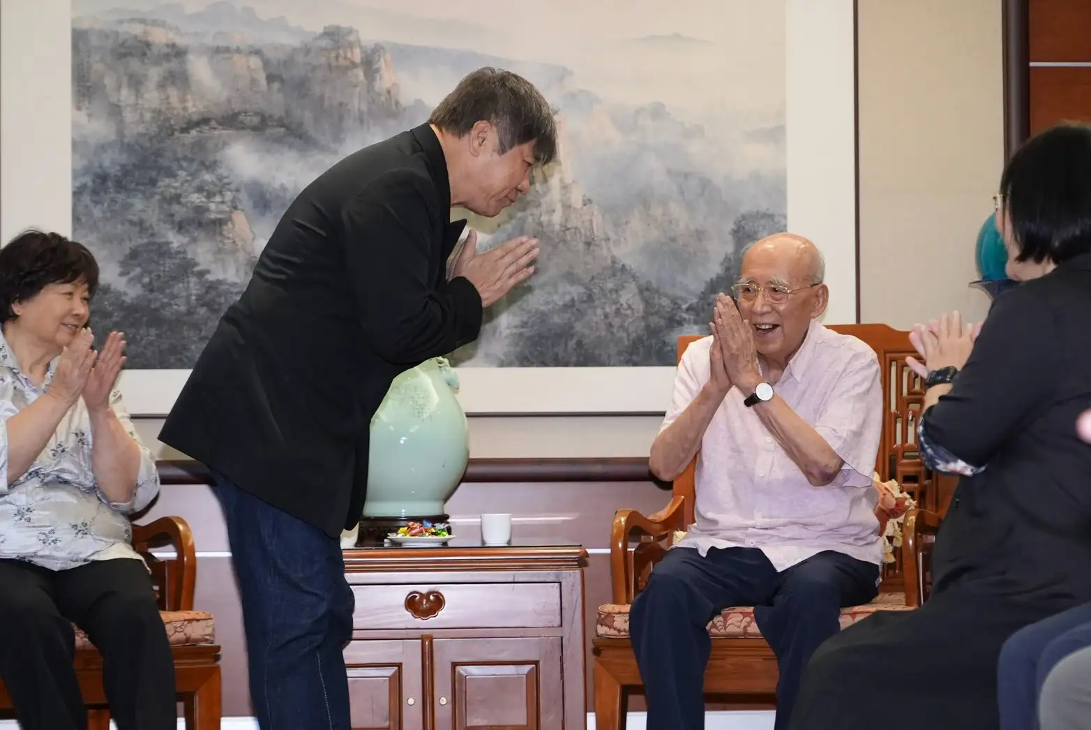 胡瓜感謝當年吳伯雄對公益的大力支持。(圖/記者許方正攝)