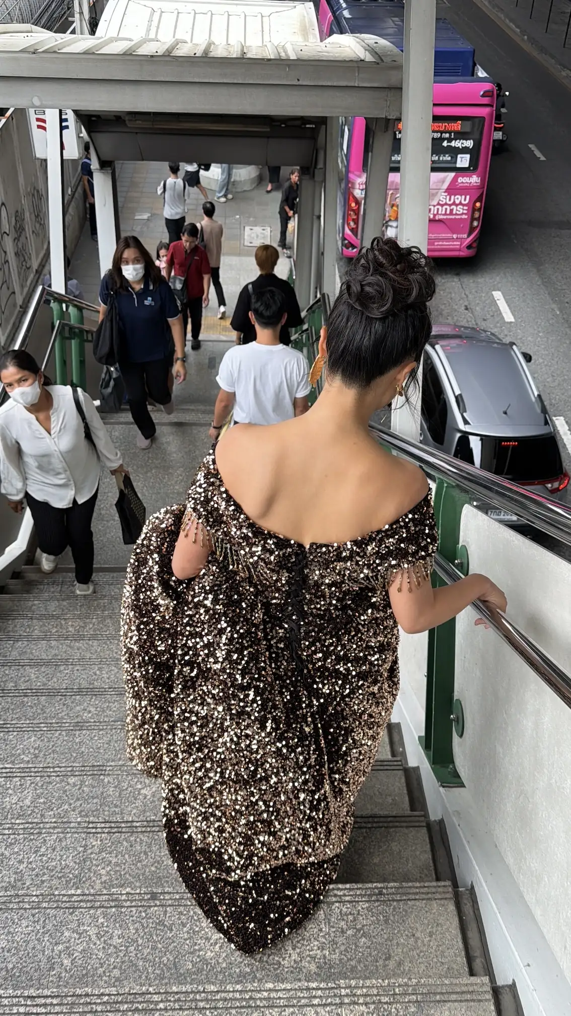 屠潔典禮前因叫不到計程車,只好穿著禮服與高跟鞋在曼谷街頭狂奔,畫面曝光。(圖/屠潔提供)