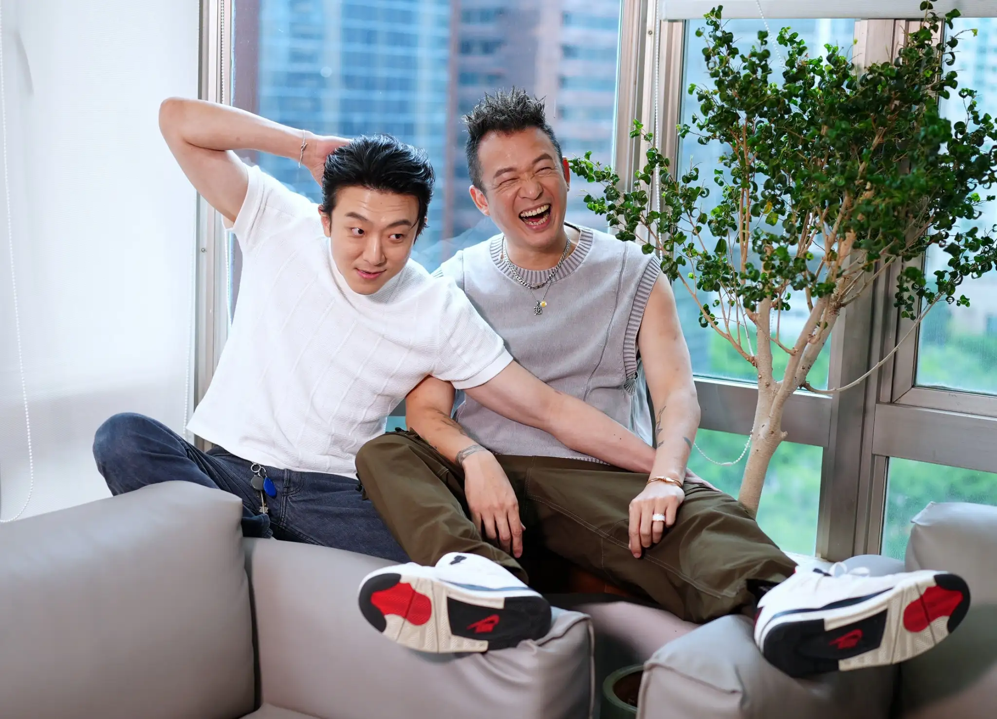 懷秋（左）、阿BEN拍《網紅老爸》超級搞笑。（圖／記者陳明中攝）