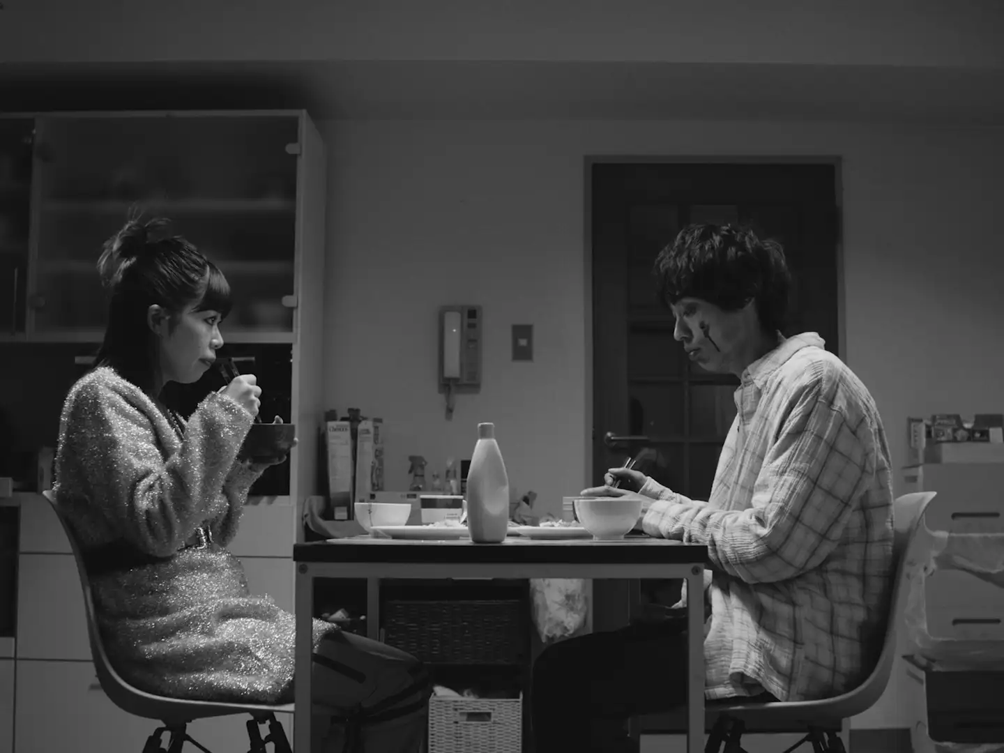 《在世界的盡頭迴盪愛情》宇賀那健一回歸早期獨立創作的黑白影像風格。（圖／高雄電影節提供）