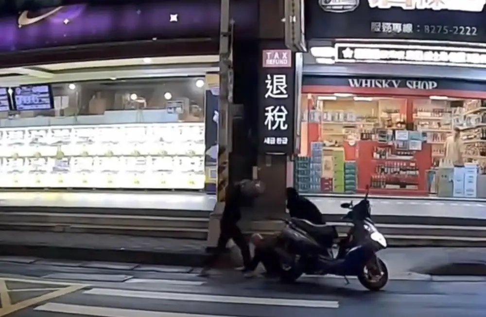 2男險擦撞機車爆口角。（圖／翻攝佳心阿姨 ayi jiaxinayi Threads）