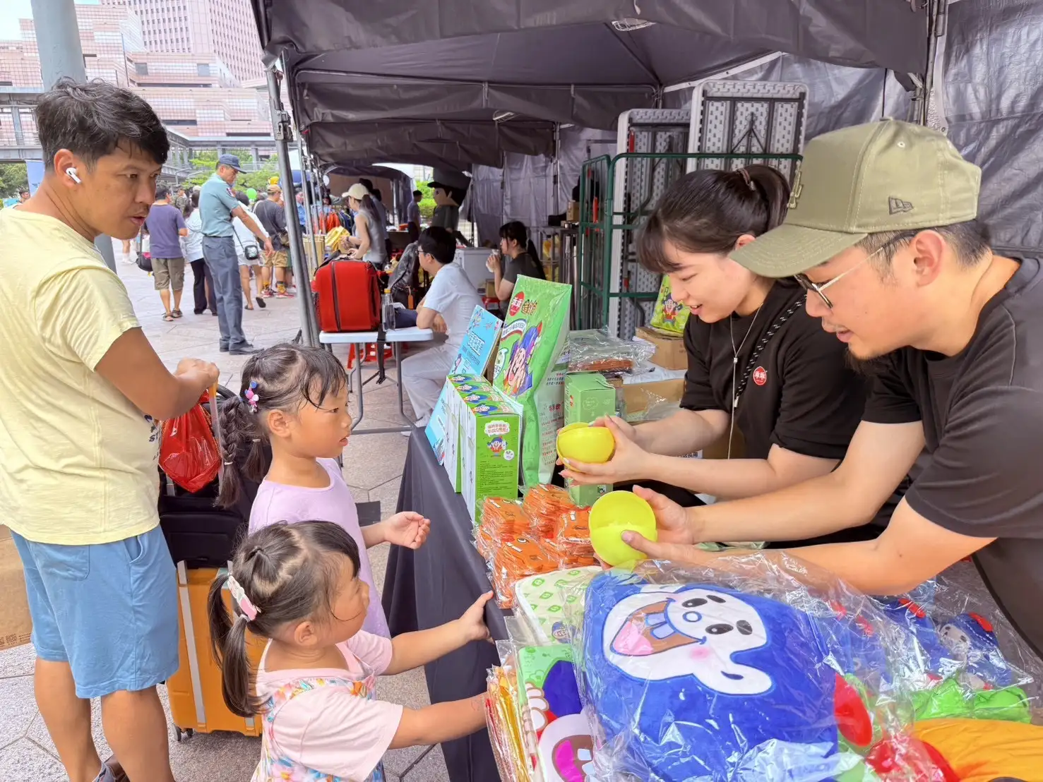 活動現場準備多款乖乖聯名好禮與紀念品,讓全民國防教育在趣味互動中更貼近親子家庭。(圖/乖乖提供)