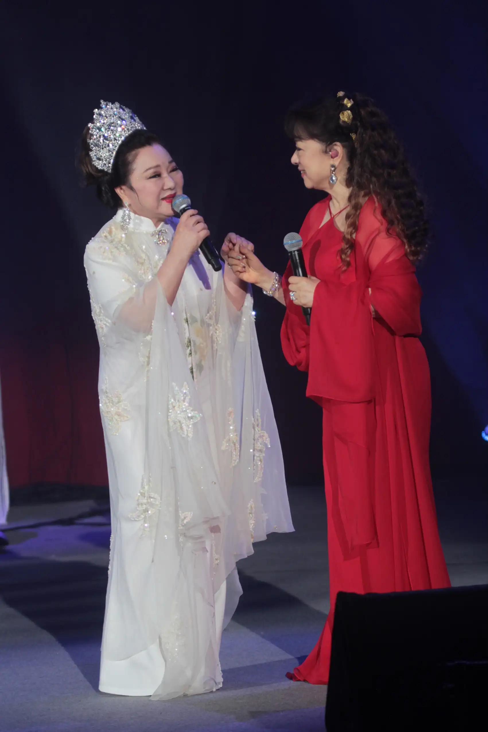 白冰冰（左）為了翁倩玉演唱會精心打扮。（圖／大大娛樂提供）