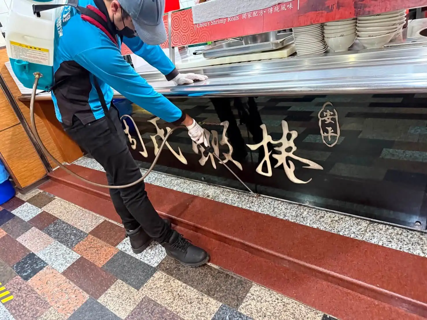 業者緊急停業一天進行清消,(圖/翻攝自周氏蝦捲臉書)