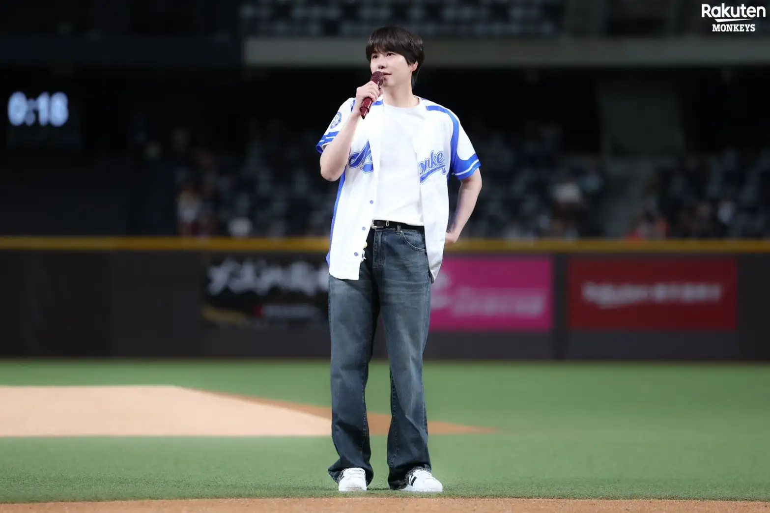 SUPER JUNIOR 圭賢登上大巨蛋開球。(圖/樂天桃猿提供)