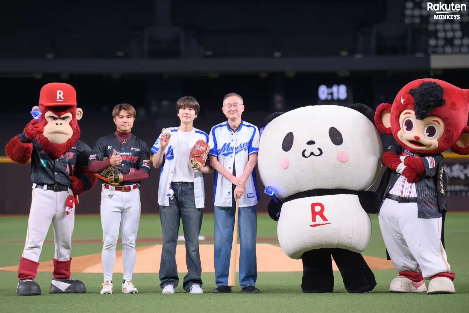 SUPER JUNIOR 圭賢登上大巨蛋開球,開心合照。(圖/樂天桃猿提供)