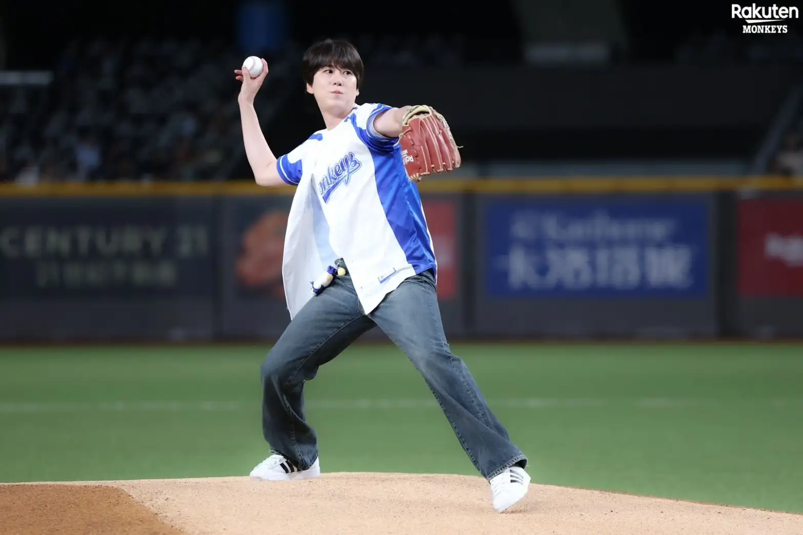 SUPER JUNIOR 圭賢登上大巨蛋帥氣開球。(圖/樂天桃猿提供)
