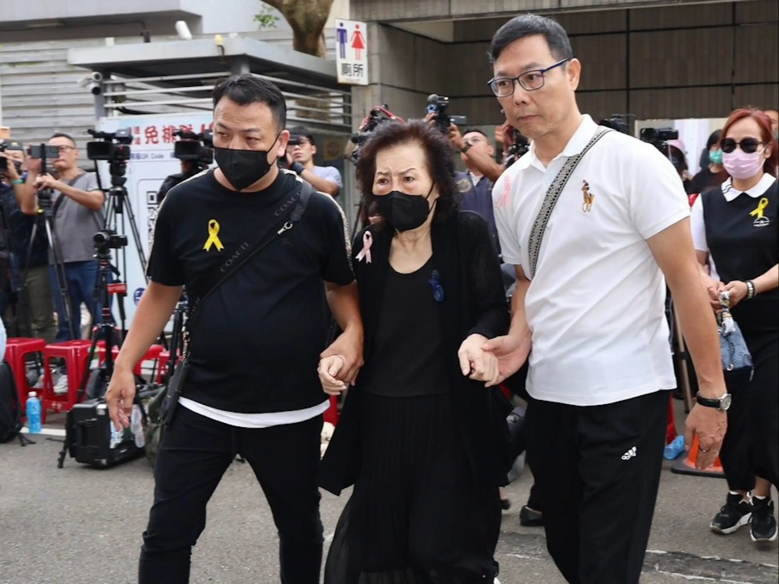 陳盈潔親姊陳乃嘉(中)哀傷出席妹妹告別式。(圖/記者許方正攝)
