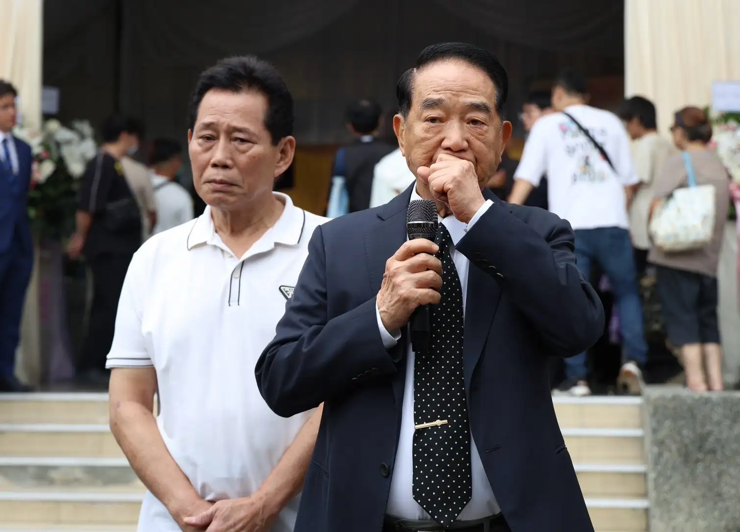宋楚瑜(右)送別老友哭了,康雷在一旁陪同。(圖/記者許方正攝)