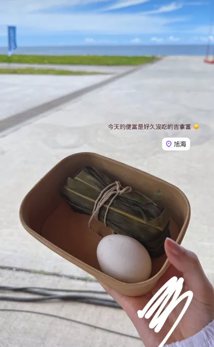 千千拍照時刻意塗掉掌紋。（圖／翻攝自千千IG）