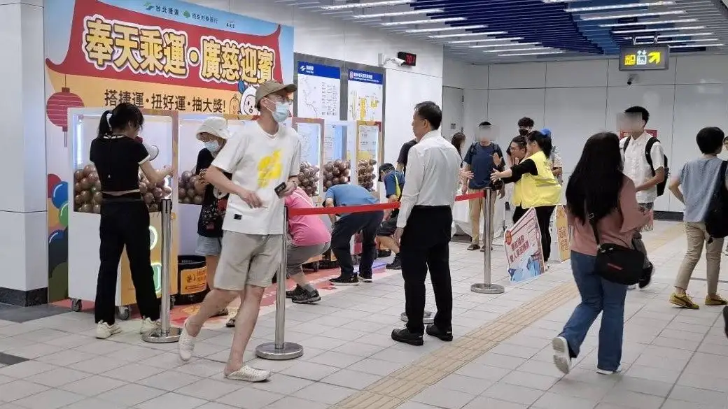民眾鎖定扭蛋頭獎雙人來回機票,一早到站排隊。(圖/臺北捷運提供)