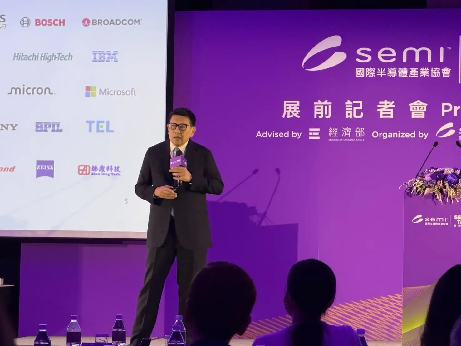 SEMI全球行銷長暨台灣區總裁曹世綸在展前記者會上分享,AI正重新定義半導體的競爭規則,也推動全球供應鏈從分工走向深度協作。(圖/蔣欣倫攝)