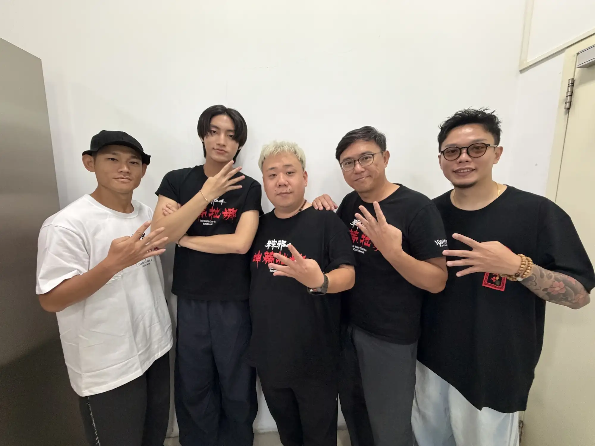 「粽邪F5」台中出道,草屯囝仔為電影演唱片尾主題曲,草屯囝仔阿倉(左起)、胡語恆、劉國劭、導演廖士涵、草屯囝仔樞育。(圖/華影國際提供)