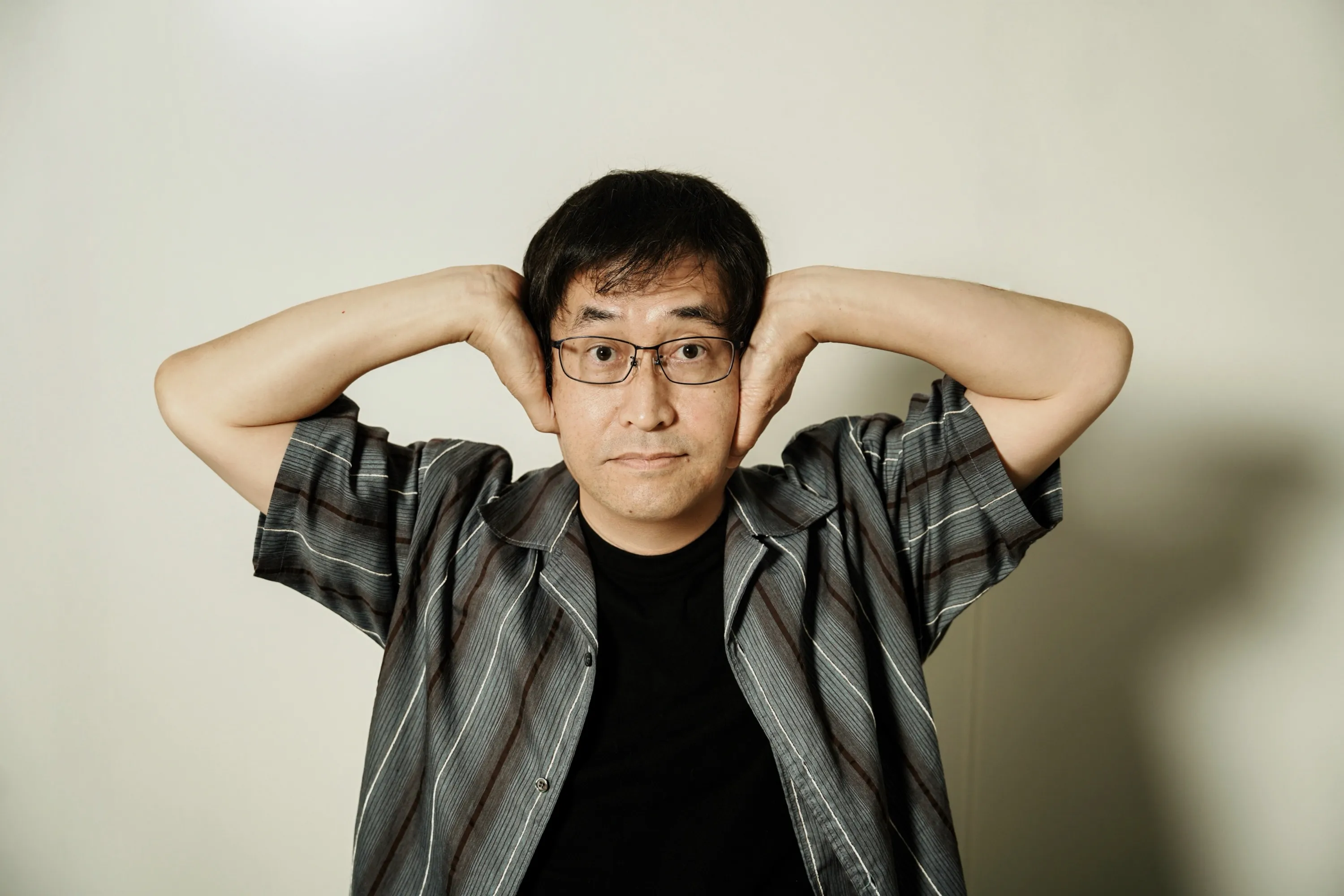 伊藤潤二模仿「富夫」頭斷掉扶著的經典動作。(圖/奇蹟映畫所提供)