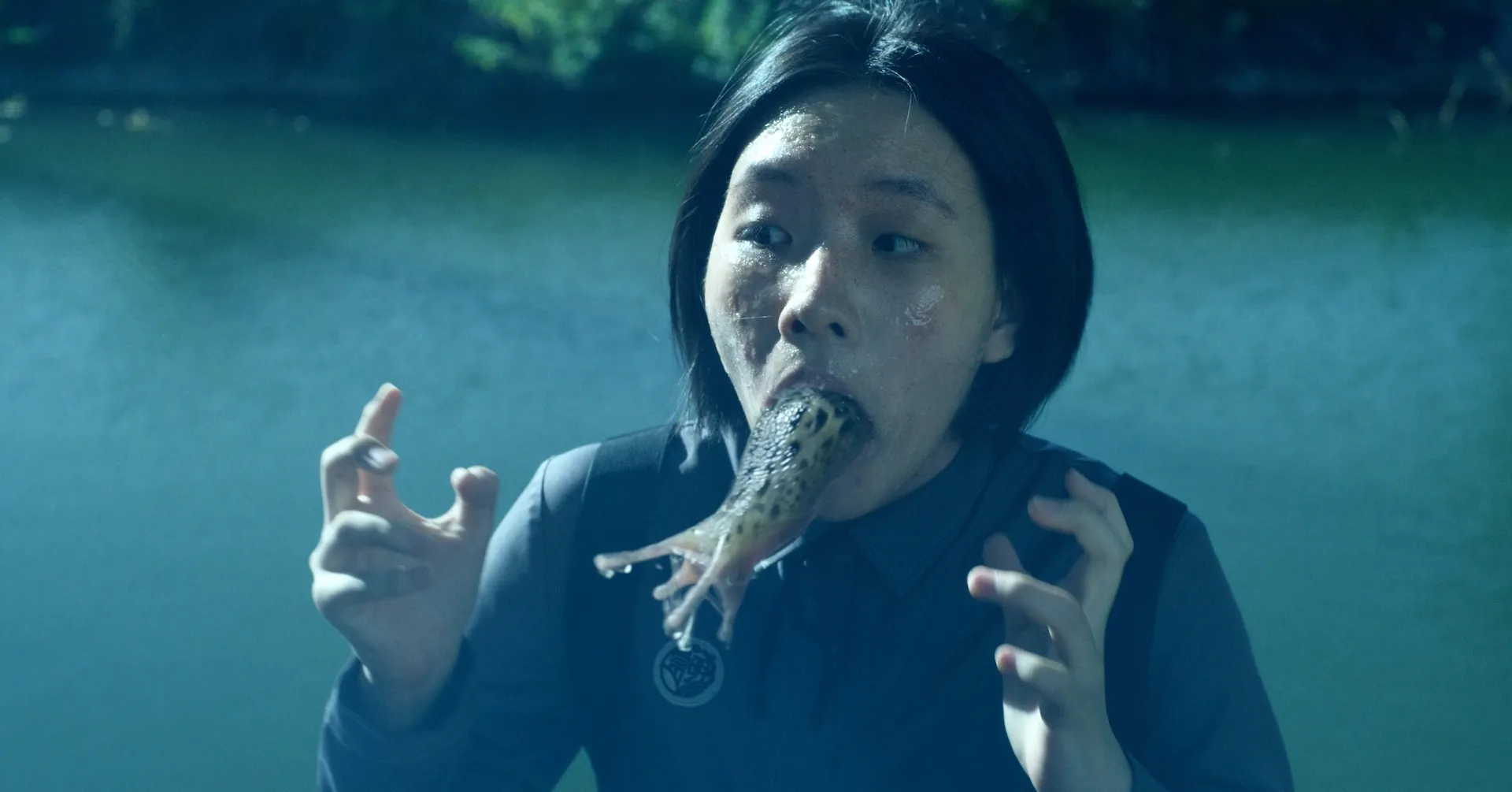 許曦文含著蛞蝓的畫面,來自漫畫裡角色的可怕遭遇。(圖/奇蹟映畫所提供)