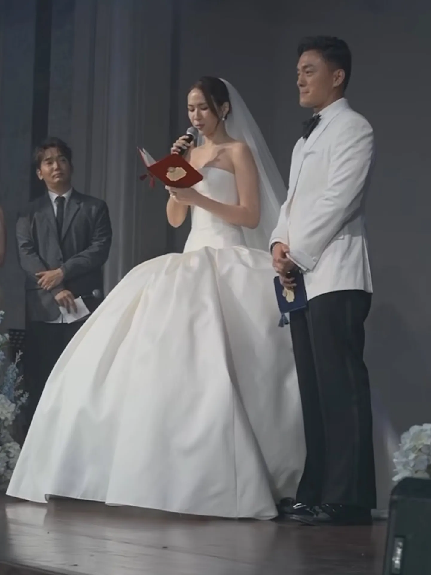 莊思明(左)唸結婚誓詞。(圖/翻攝 gellyweeweddinggown IG)