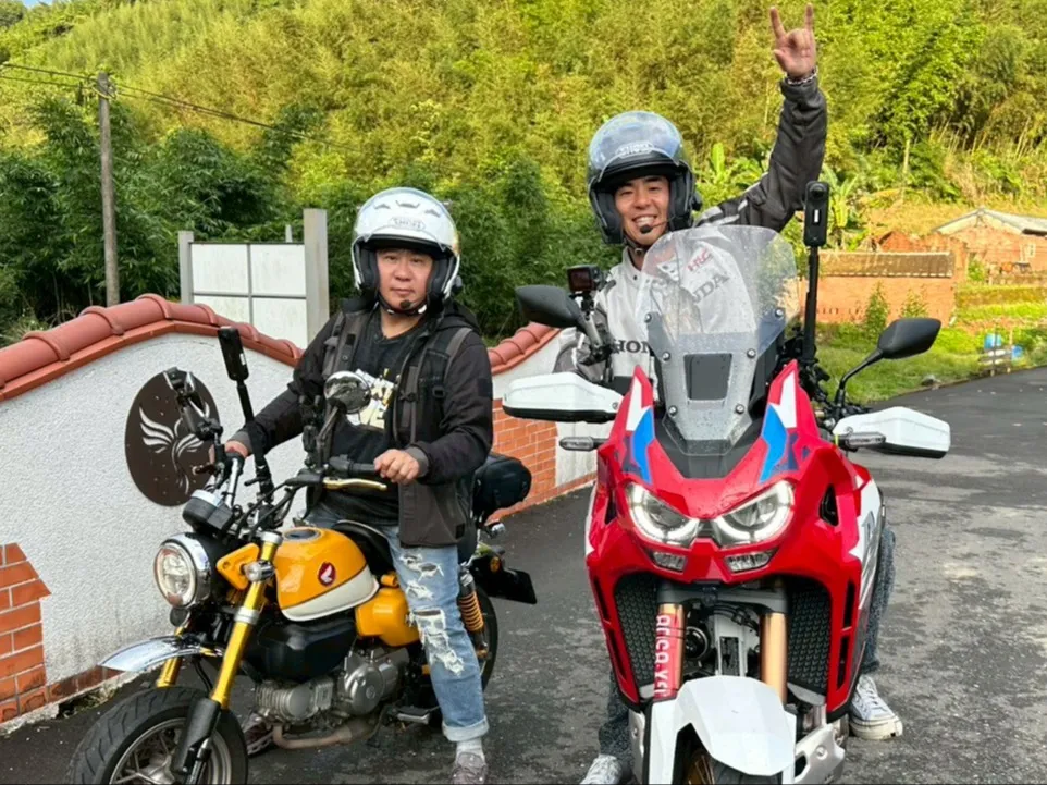 柯有倫(右)帶著長輩胡瓜騎重機。(圖/《下面一位》提供)