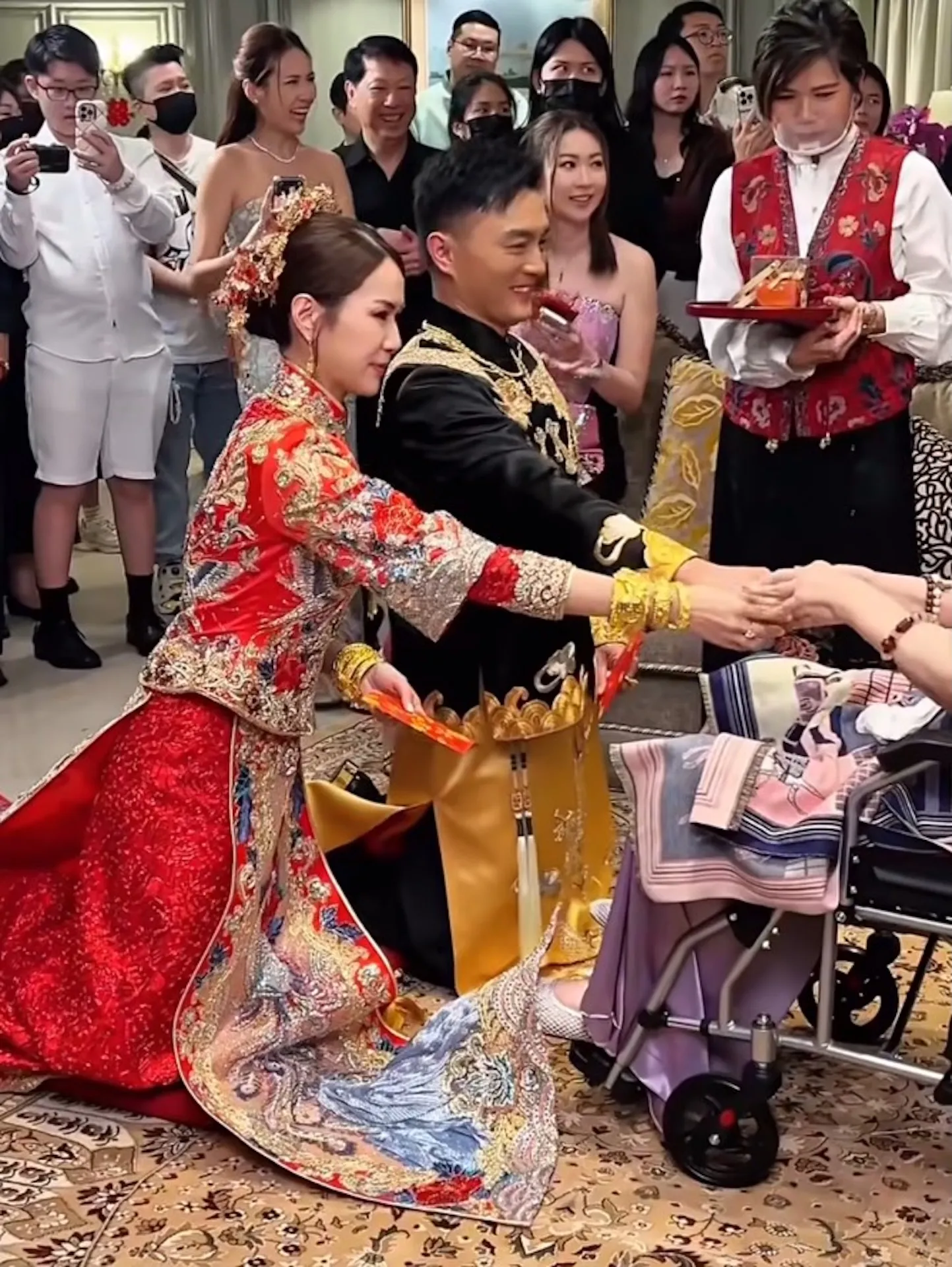 楊明(右)和莊思明敬茶感謝父母時忍不住落淚。(圖/翻攝 designer_leslielee IG)