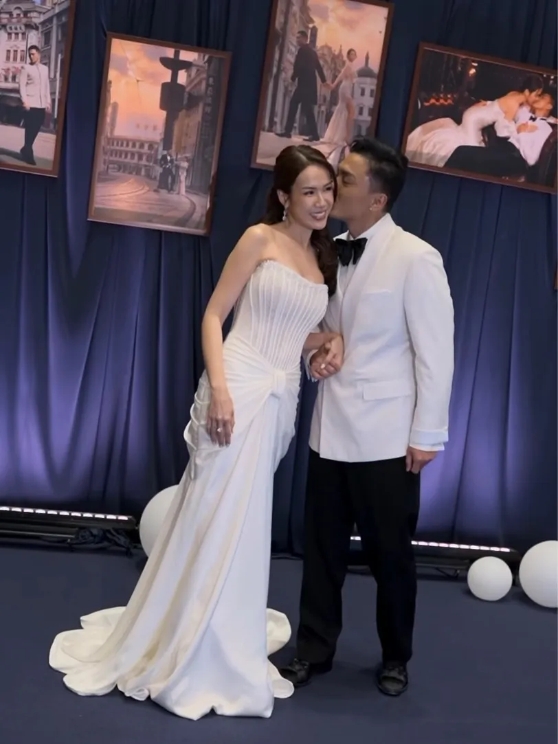 楊明(右)親吻莊思明。(圖/翻攝 gellyweeweddinggown IG)