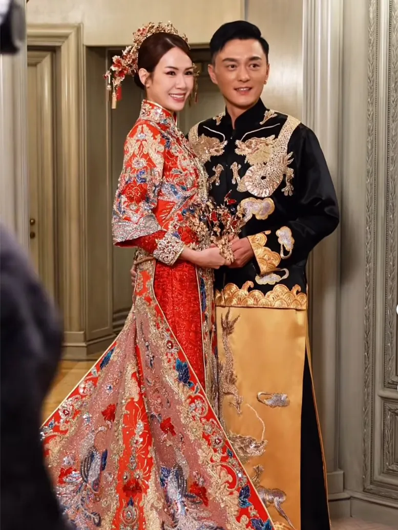 楊明(右)和莊思明穿中式高定龍鳳褂。(圖/翻攝 designer_leslielee IG)
