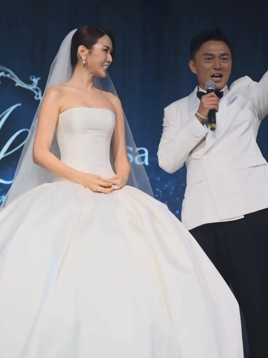 楊明(右)大喊「我願意」。(圖/翻攝 gellyweeweddinggown IG)