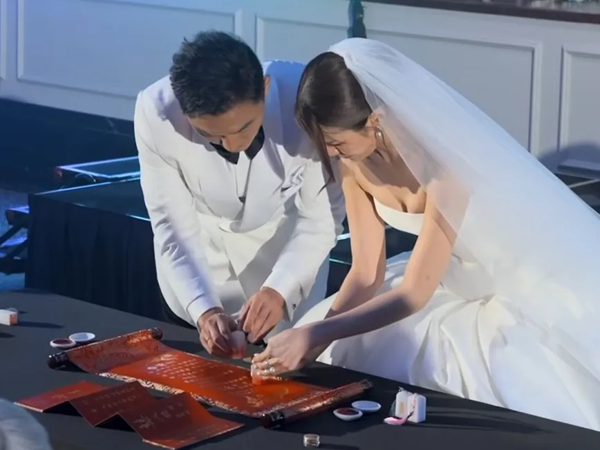 楊明(左)、莊思明簽結婚證書。(圖/翻攝 gellyweeweddinggown IG)