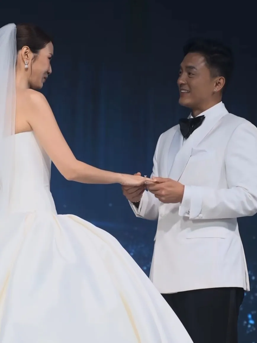 楊明(右)替莊思明戴上婚戒。(圖/翻攝 gellyweeweddinggown IG)