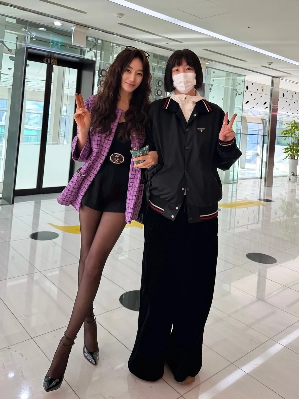 金惠秀（左）擁有逆天大長腿。（圖／翻攝自金惠秀IG）