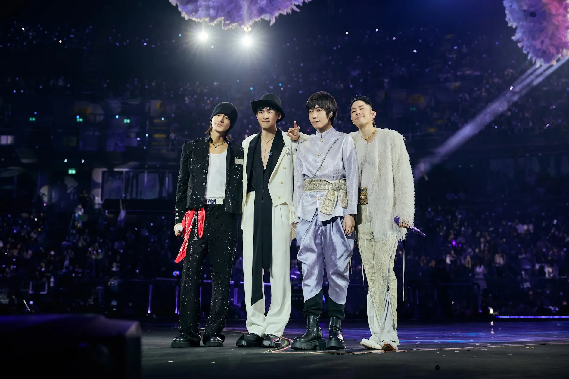 言承旭、吳建豪、周渝民與五月天阿信登上曼谷IMPACT Arena舉行《F✦FOREVER恆星之城》演唱會,帶來精彩演出並與現場歌迷熱情互動。(圖/相信音樂提供)