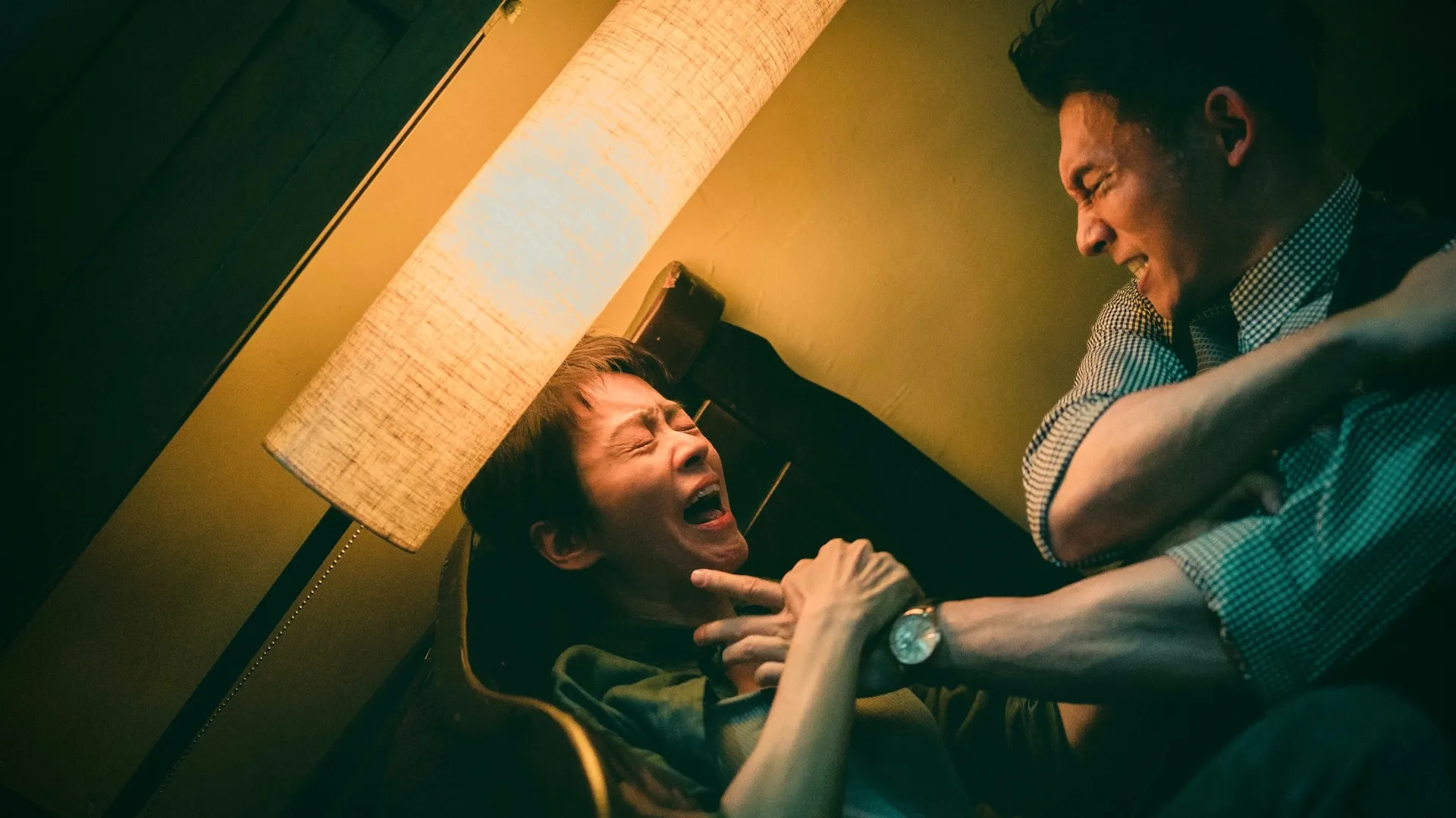 温昇豪(右)對梁詠琪狠打三個巴掌。(圖/奇蹟映畫所提供)