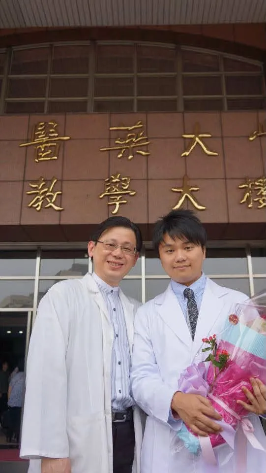 李偉裕的兒子李政穎為爸爸抱不平。(圖/翻攝自李腦師卡好-神經外科李政穎醫師臉書)