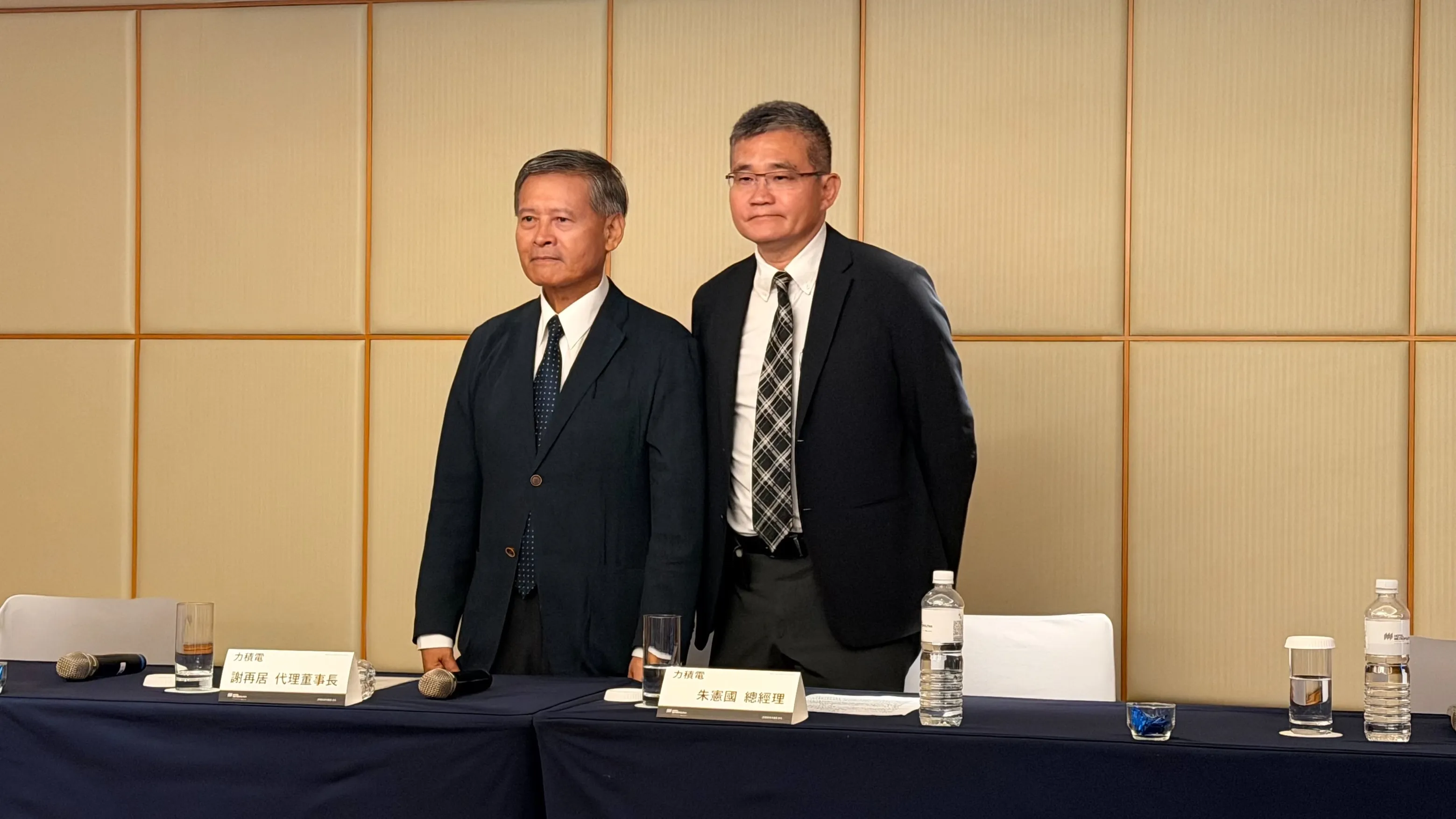 力積電代理董事長謝再居(左)及總經理朱憲國(右)對外說明公司治理現況與未來營運方向。圖/唐子晴攝影