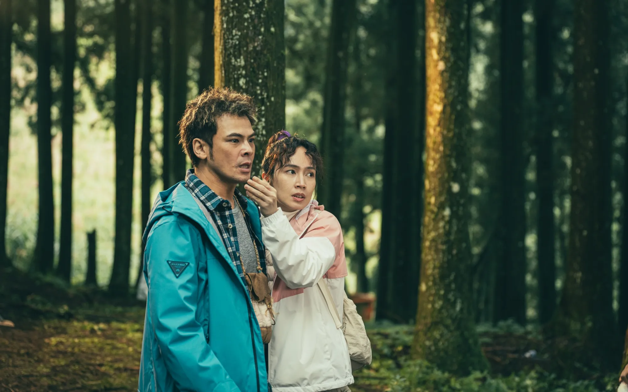 《祖先鬼》小薰（右）分飾兩角自己嚇自己。（圖／華映提供）