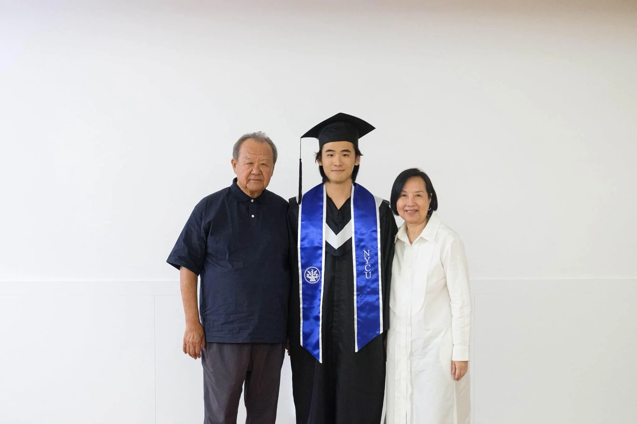 林伯實(左)和徐莉玲與兒子林佳翰。(圖/翻攝徐莉玲臉書)
