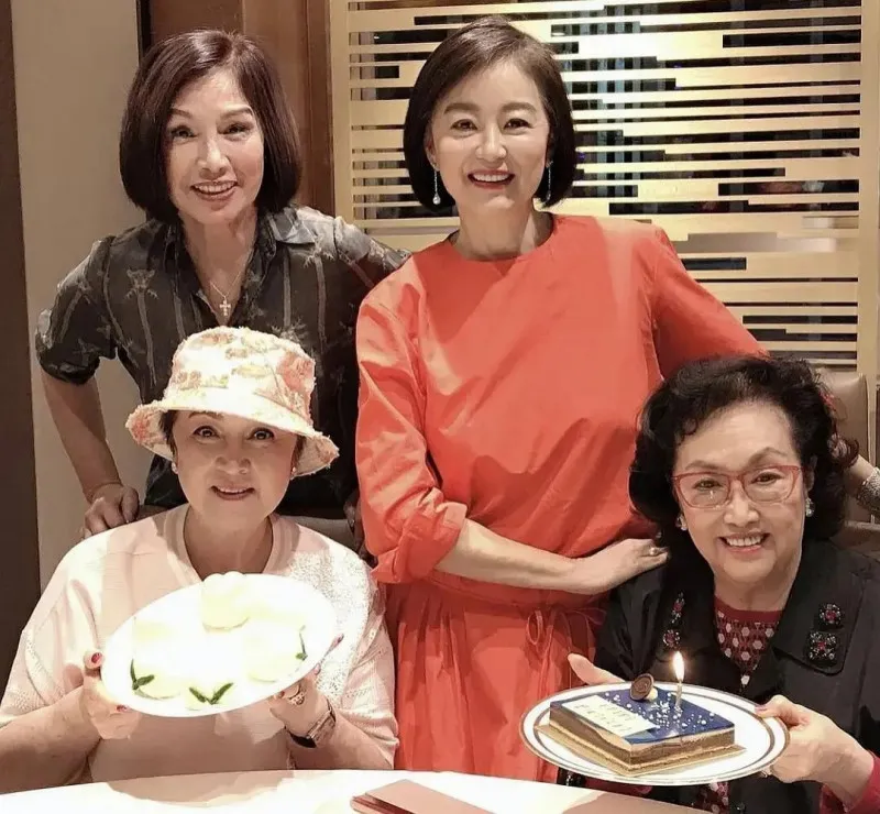 葛蘭(前右)過去生日時,甄珍(前左)和林青霞(後右)兩位影后一起慶生。(翻攝自汪曼玲微博)