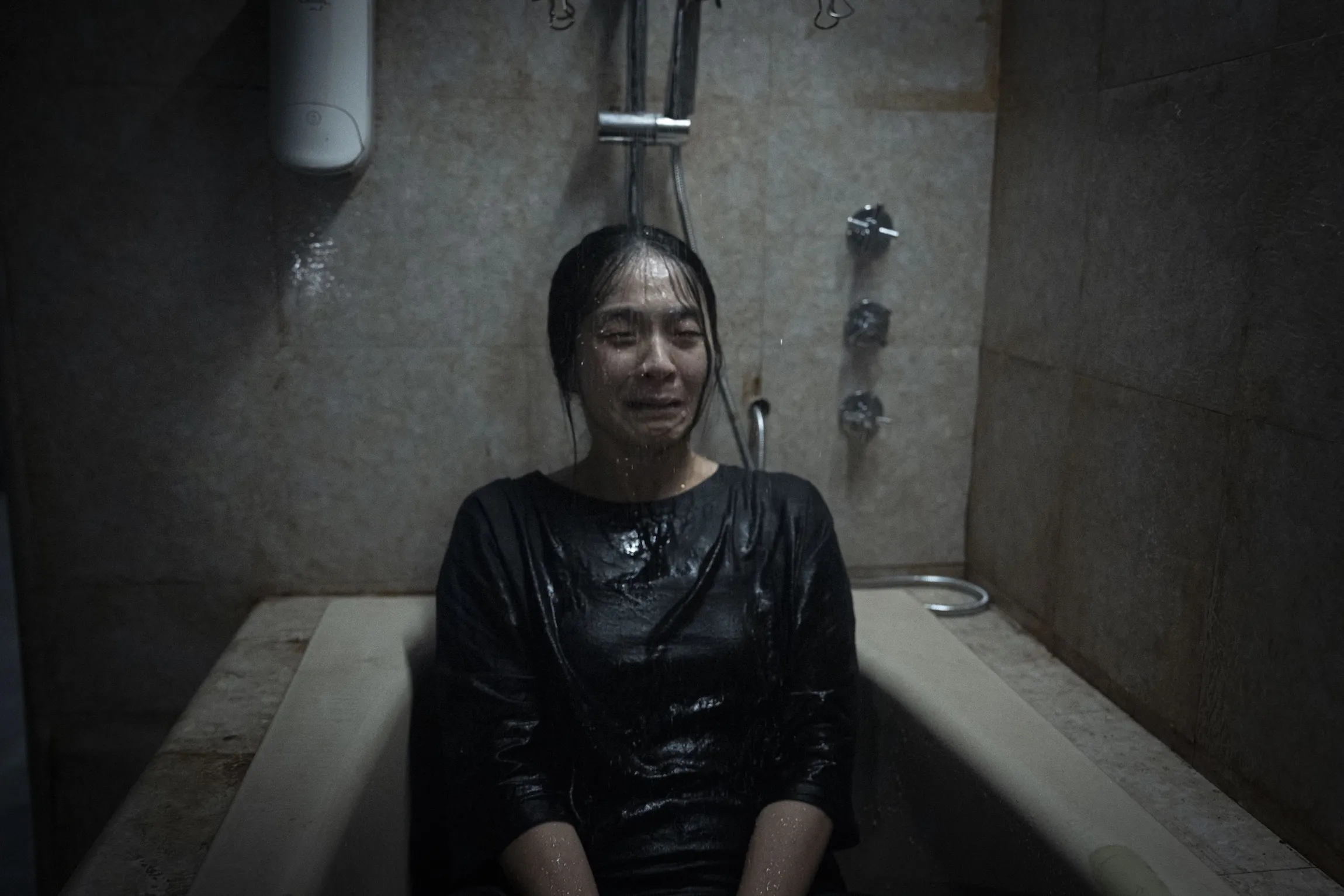 陳雪甄拍《粽邪4:坤蒂拉娜》冷水狂沖數小時,勒頸吊掛險窒息。(圖/華影提供)
