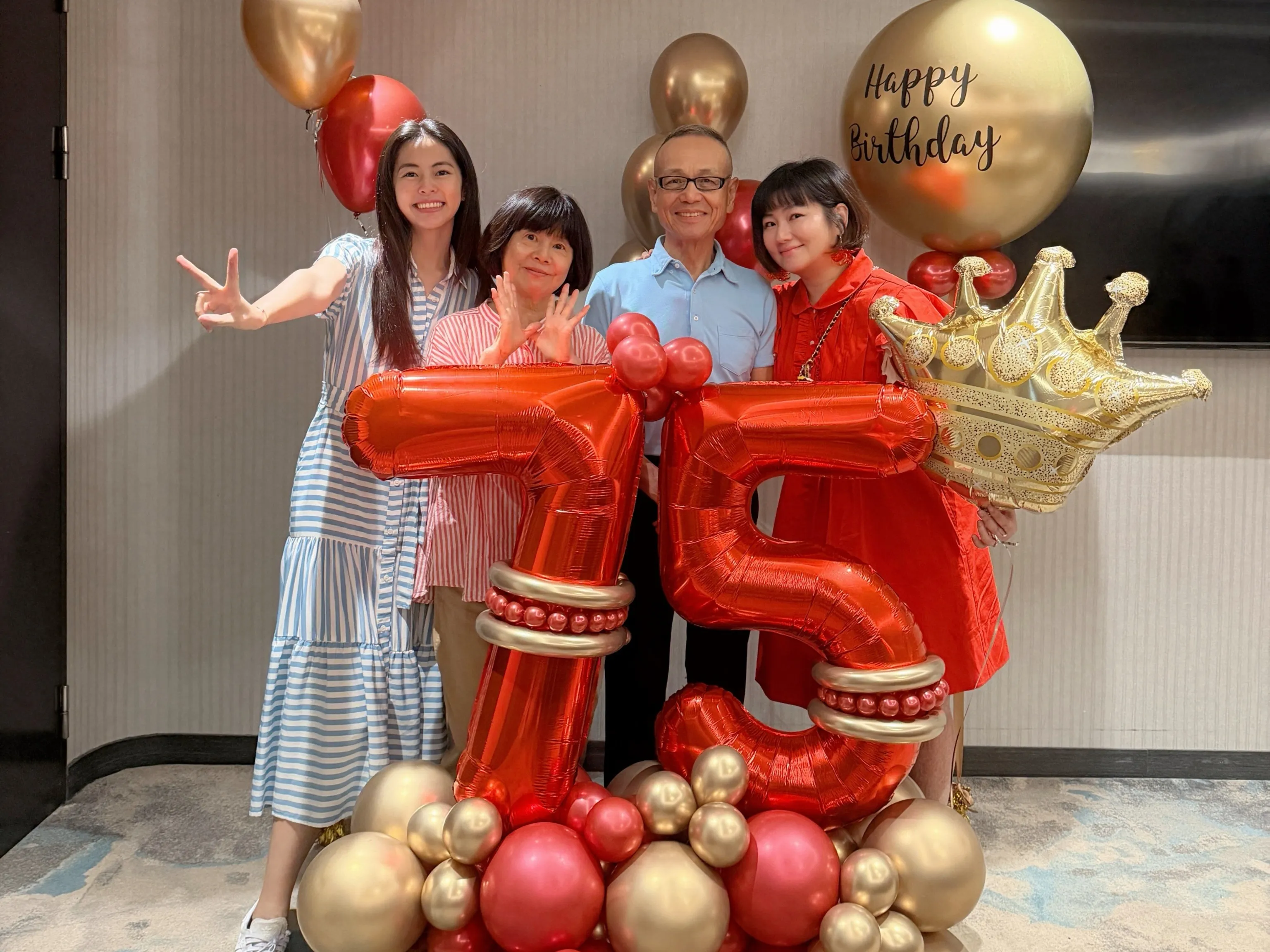 任容萱(左起)、任媽、任爸、Selina一家和樂融融。(圖/翻攝任容萱IG)
