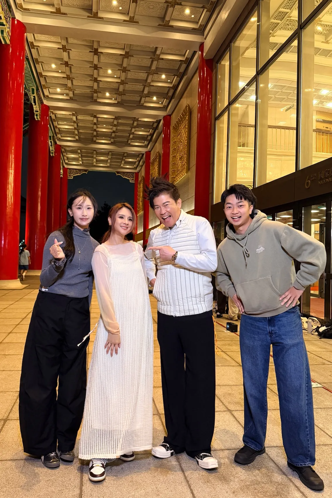 郭靜（左二）與曾國城前往國家戲劇院對談。（圖／ YT頻道「你在衝啥!?」提供）