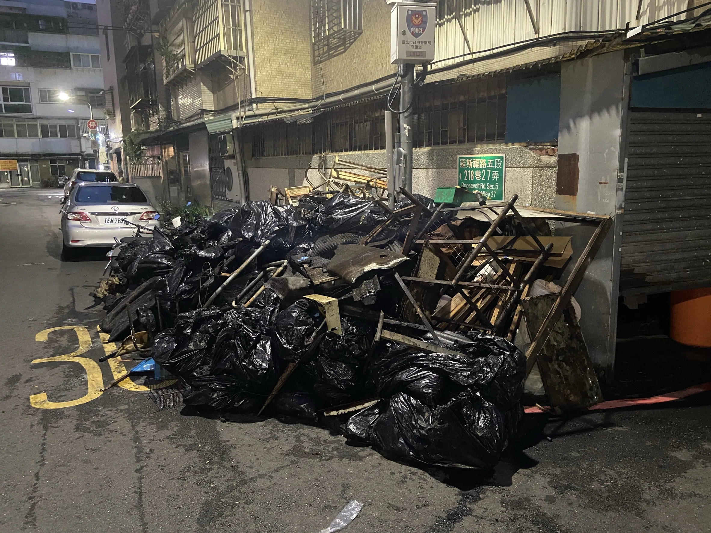 洪毓璟租屋處起火主因是住在一樓的人將大量雜物堆放在地下室，導致電線走火。（圖／洪毓璟提供）