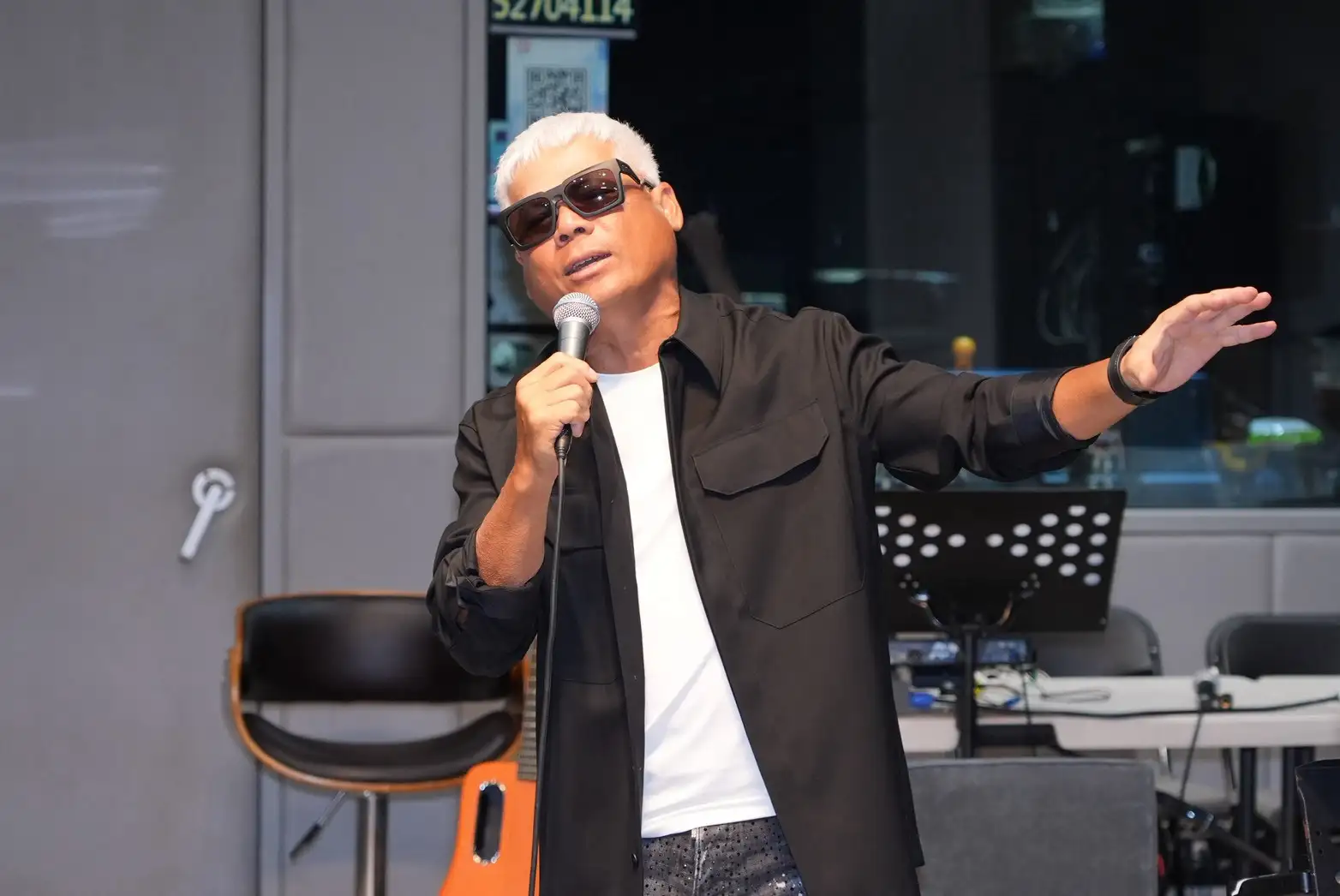 63歲的巫啓賢闊別多年,3月在北流2場個人演唱會,展現寶刀未老的實力。(圖/記者許方正攝)