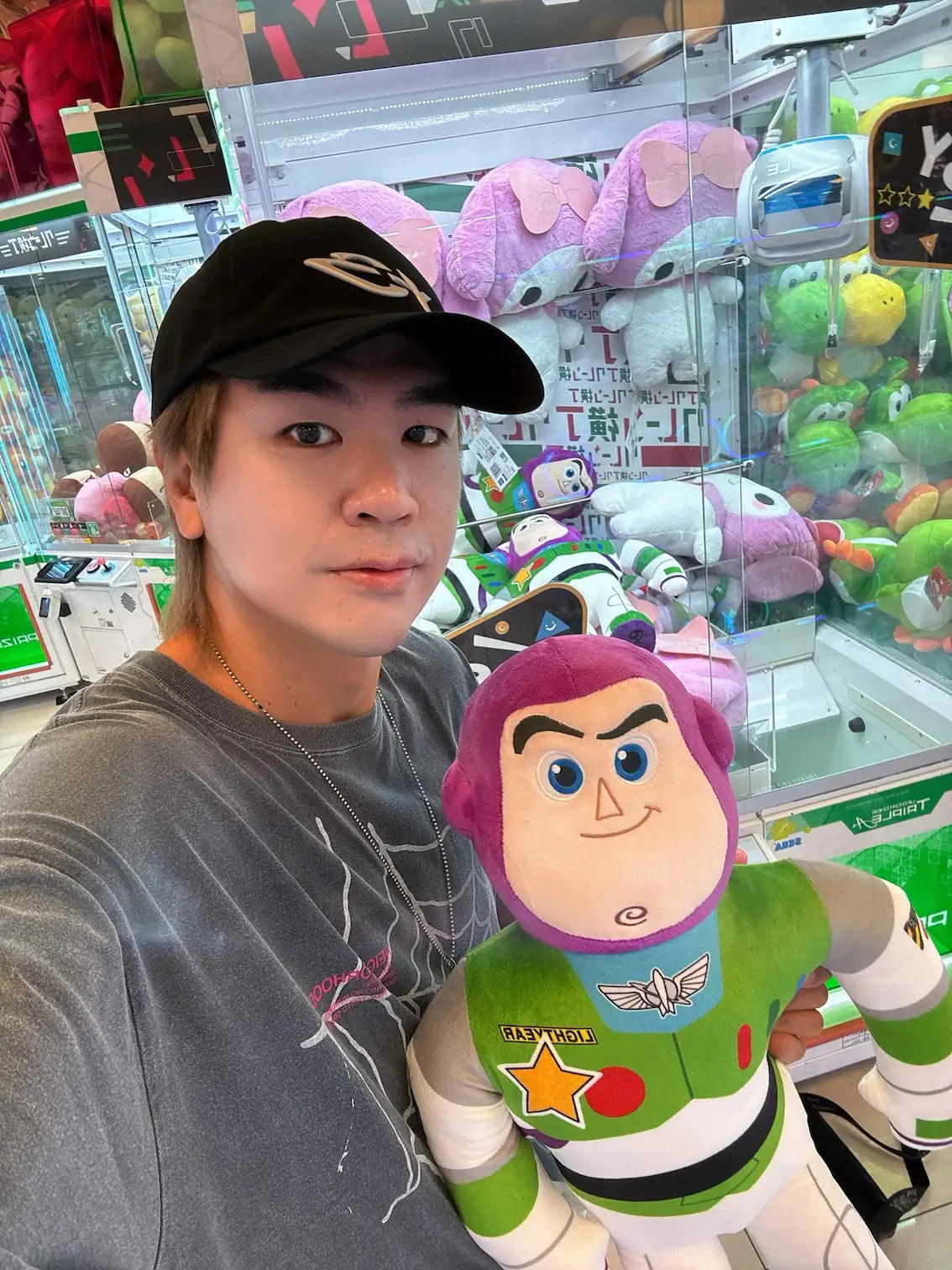 小橘更在空檔前往夾娃娃店，幸運只花兩次就成功抓到超大隻巴斯光年。（圖／不搖就滾提供）