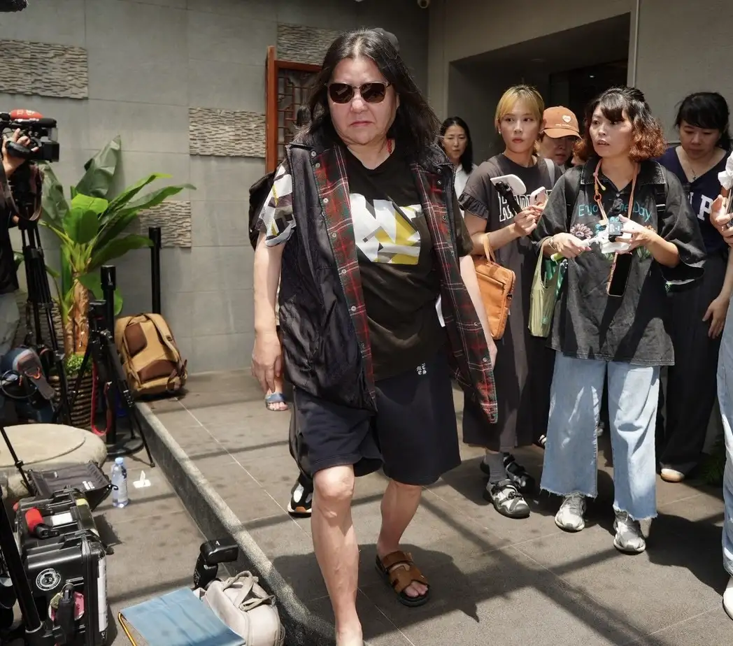 王凱追思會於7日起開放弔唁，邱黎寬第一個抵達現場。（圖／記者陳明中攝）