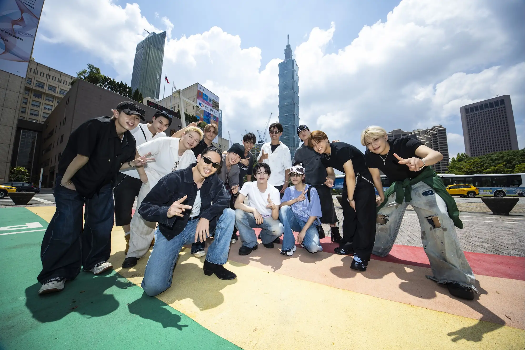 EXILE AKIRA(中)以及 KOTA、YUHI、SHOW、AOI、HINATA、P-CHO、TAKI、EXILE MAKIDAI、TAKU。(圖/LDH 愛夢悅提供)