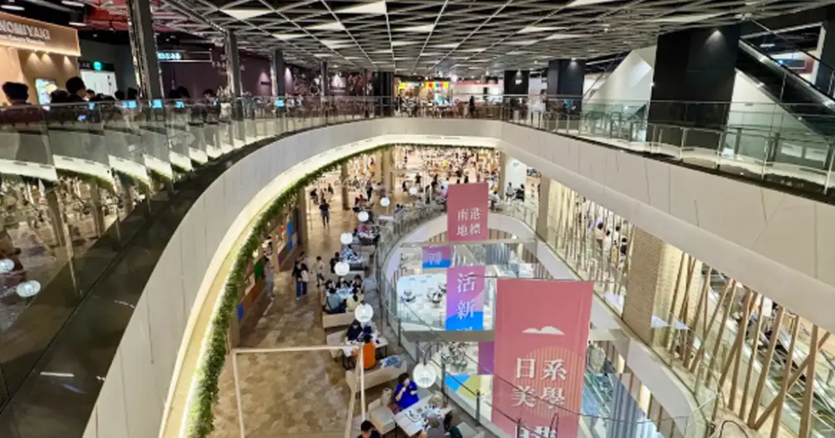 南港lalaport天花板「鷹架倒塌」。(圖/非當事畫面,翻攝Google Maps)