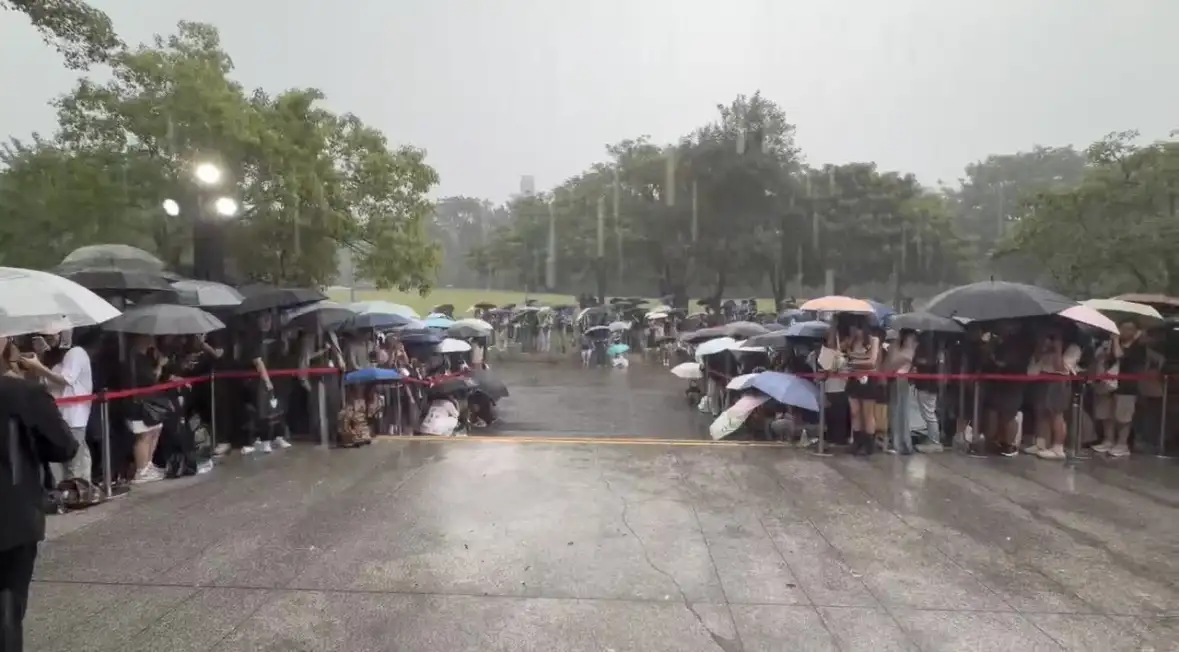 TWICE 成員MINA來台出席活動，場外大批ONCE 冒大雨守候。（圖／攝影組）