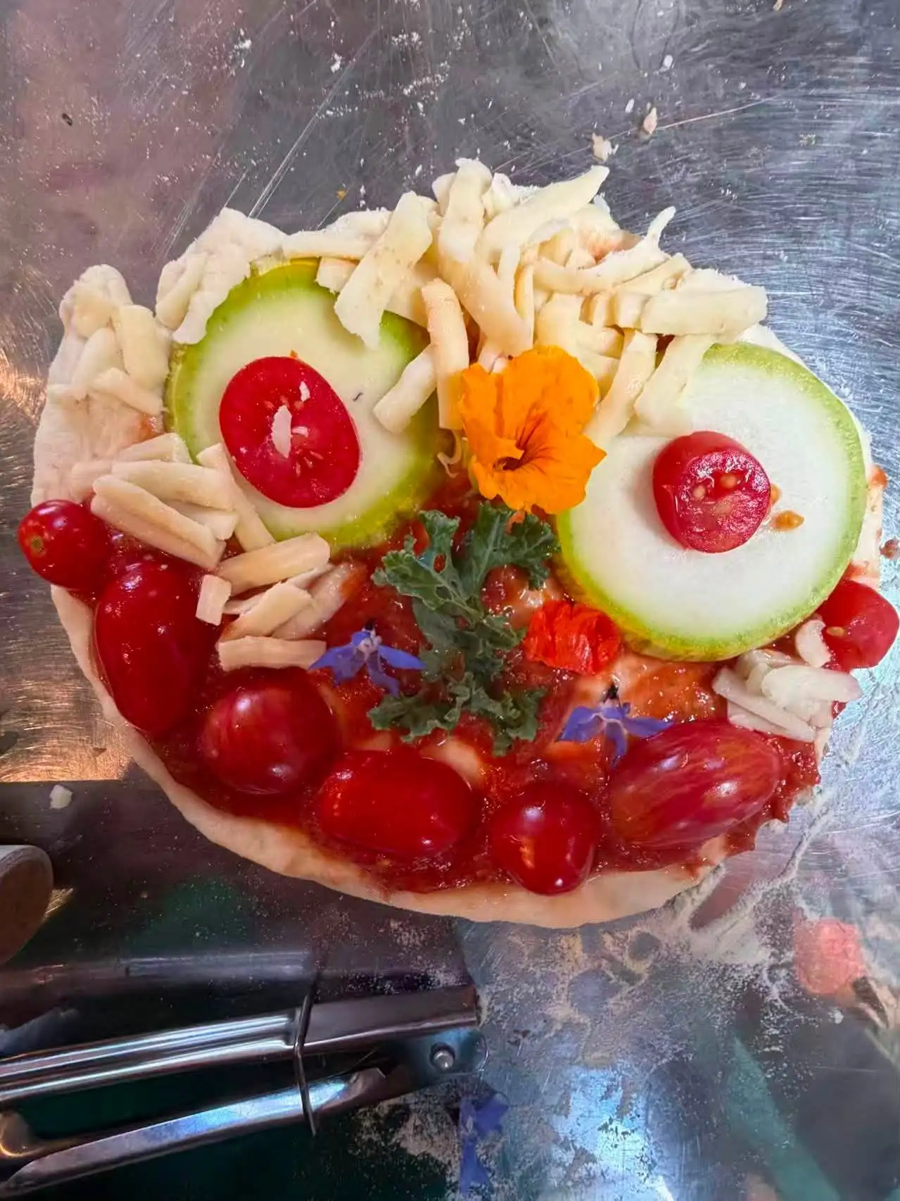 AKIRA、林志玲兒子手作pizza 蛋糕。(圖/翻攝自林志玲FB)