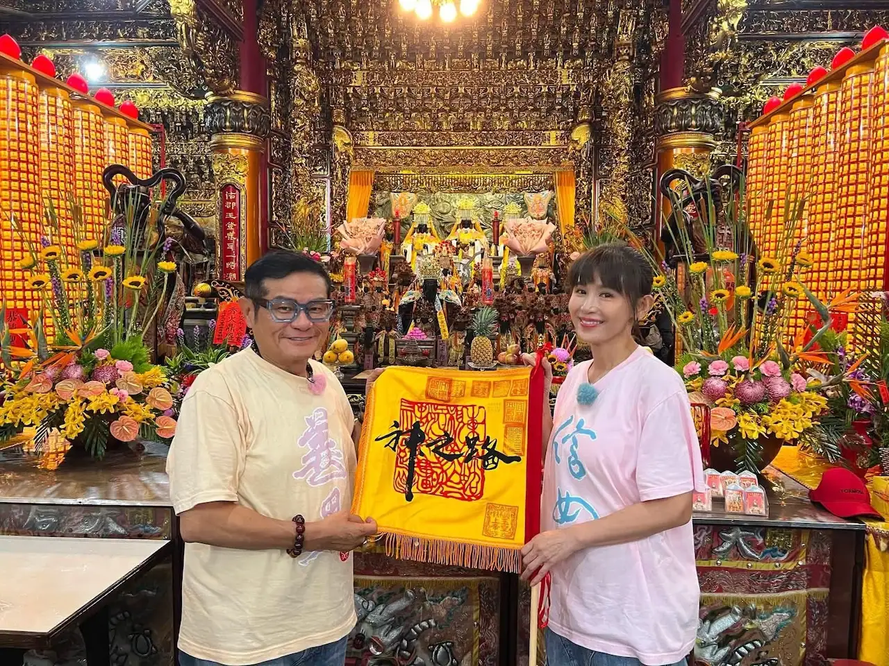 鄭仲茵(右)感謝名單沒有許效舜。(圖/翻攝鄭仲茵臉書)