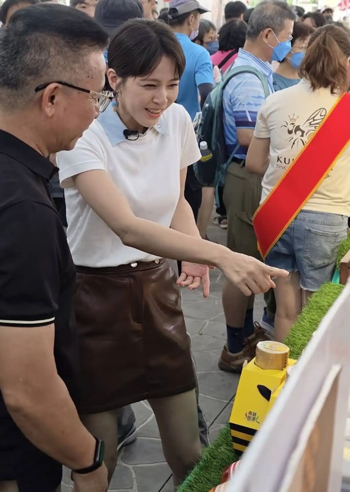 蘇晏霈（右）認真逛文化節。（圖／民視提供）